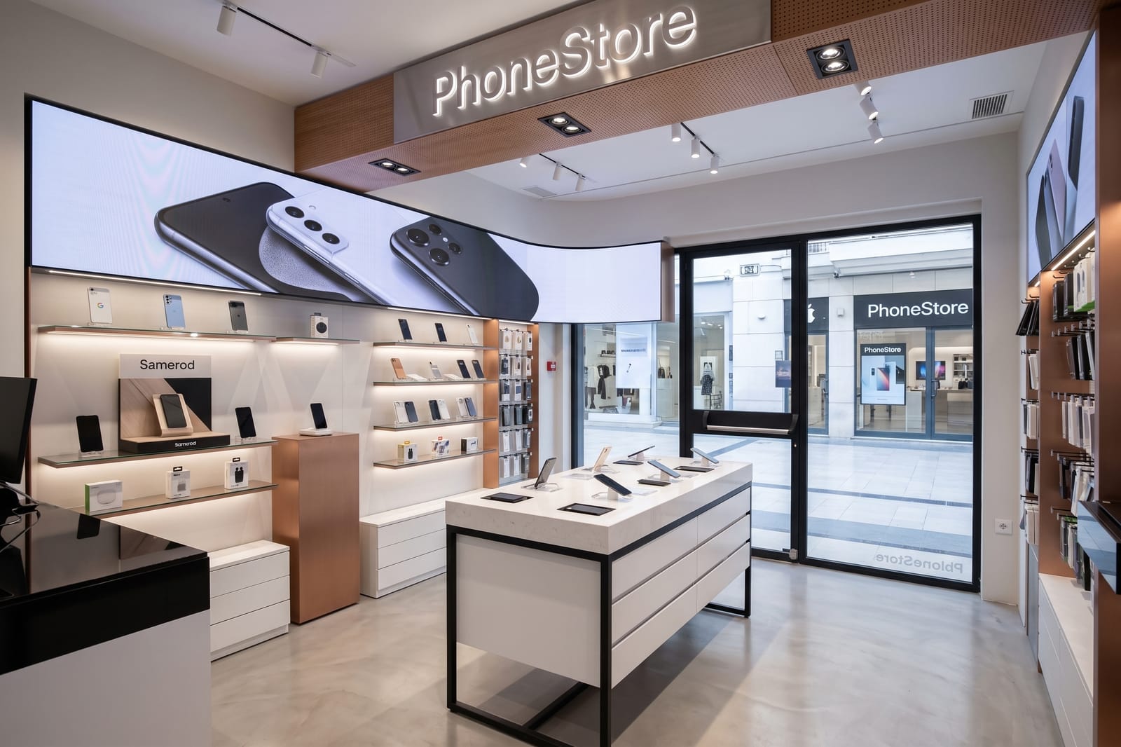 Intérieur du magasin Maroc Phone — téléphones, trottinettes et accessoires
